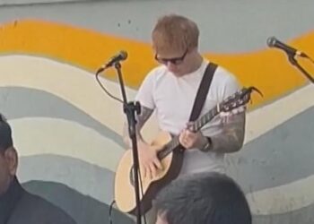 A performance de rua do cantor Ed Sheeran na Índia parou por policial