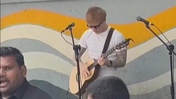 A performance de rua do cantor Ed Sheeran na Índia parou por policial