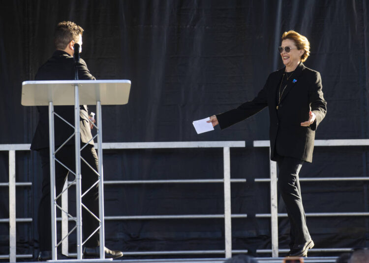 Annette Bening elogia o esforço do estúdio de Las Vegas The Space 2.0 | Kats | Entretenimento