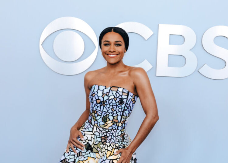 Ariana Debose de receber a Medalha de Honra do Fundo Comunitário de Entretenimento