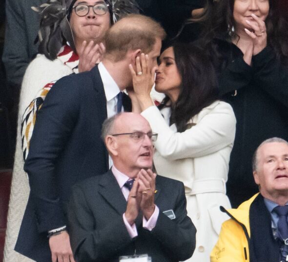 As exibições enfáticas de Meghan com Harry sugerem na saída de renúncia pré-iluminada | Real | Notícias