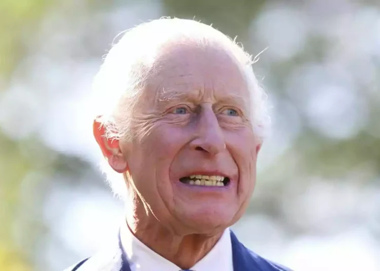 As últimas notícias de Charles III forças de notícias William e Kate Middleton para tomar decisões