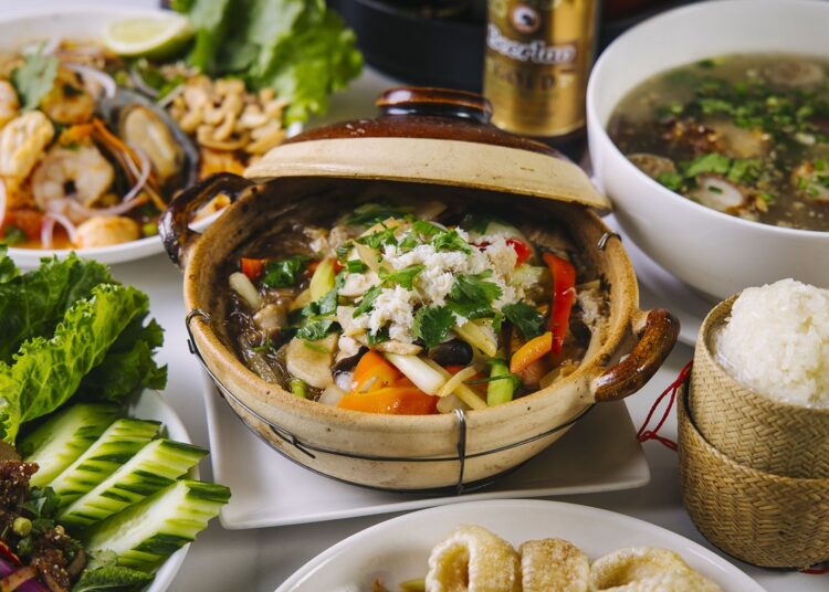 Asiannights: o melhor tailandês de Fort Worth, cozinha e entretenimento Lao