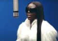 Assista: Bree Runway estreia nova música 'Eat in Silence' em cores