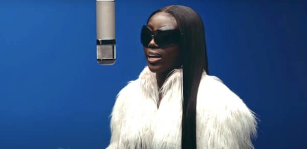 Assista: Bree Runway estreia nova música 'Eat in Silence' em cores