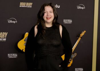 Assista Lucy Dacus estreia novas músicas de 'Forever Is A Feelp' Live in Brooklyn