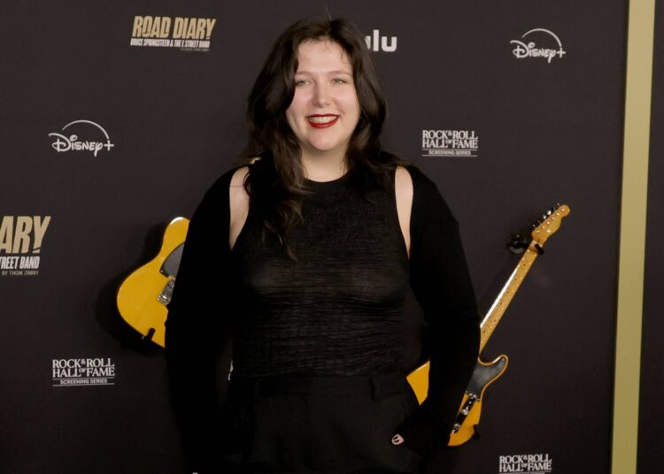 Assista Lucy Dacus estreia novas músicas de 'Forever Is A Feelp' Live in Brooklyn