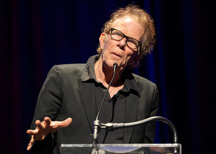Assista Tom Waits tocar duas músicas em novo documentário sobre falta de moradia