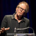 Assista Tom Waits tocar duas músicas em novo documentário sobre falta de moradia