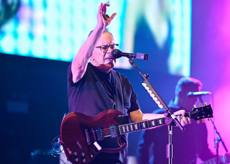 Assista a New Order Play 'State of the Nation' pela primeira vez desde 1987