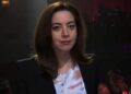 Aubrey Plaza faz a primeira aparição desde que a morte do marido Jeff Baena no SNL50 Anniversary Show, presta um tributo especial