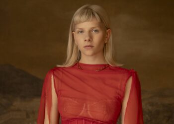 Aurora comemora 10 anos de 'fuga' com o novo documentário 'retrato de uma música'