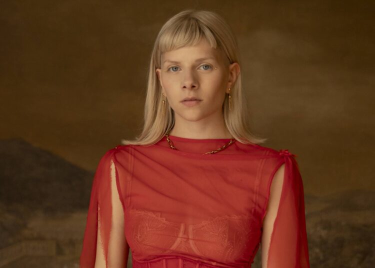 Aurora comemora 10 anos de 'fuga' com o novo documentário 'retrato de uma música'