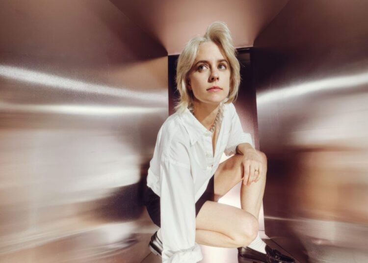 Avalon Emerson lança o projeto 'perpétuo emoção' com nova música de capa