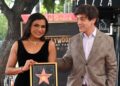 BJ Novak brinca que Mindy Kaling adora ser famoso em sua cerimônia de Hollywood Walk of Fame