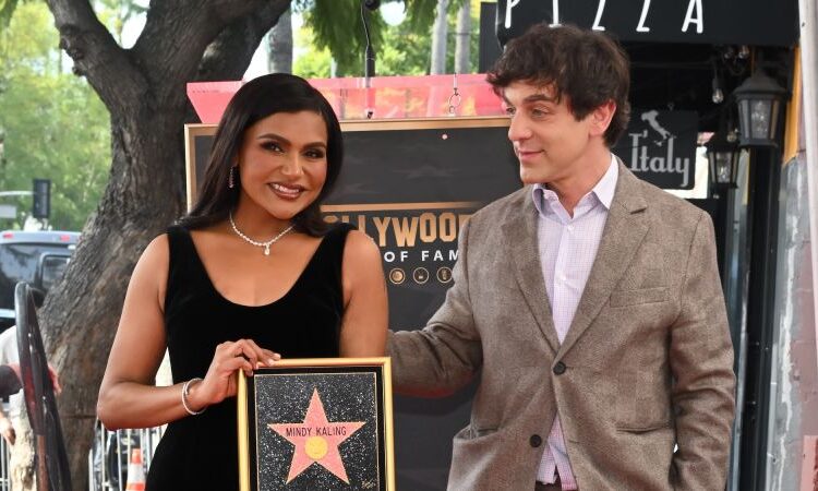 BJ Novak brinca que Mindy Kaling adora ser famoso em sua cerimônia de Hollywood Walk of Fame