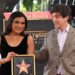 BJ Novak brinca que Mindy Kaling adora ser famoso em sua cerimônia de Hollywood Walk of Fame