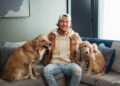 Bailey Zimmerman fala sobre a turnê 'New to Country', provoca novas músicas e mais enquanto saia com seus adoráveis Golden Retrievers
