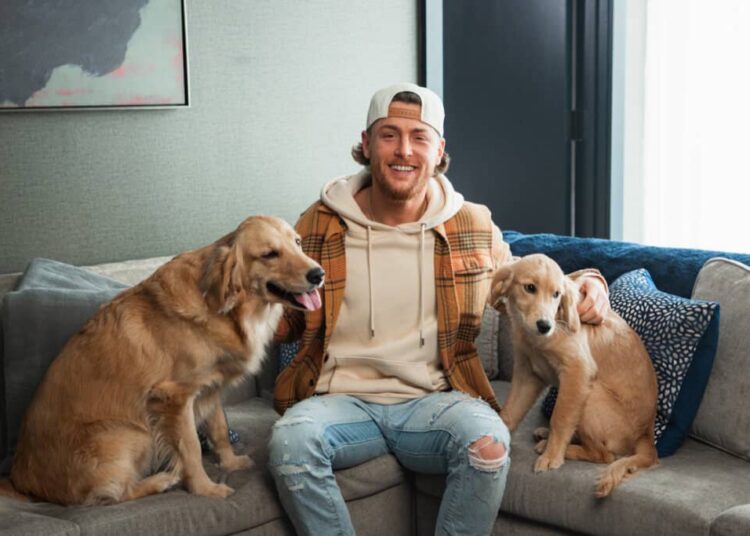 Bailey Zimmerman fala sobre a turnê 'New to Country', provoca novas músicas e mais enquanto saia com seus adoráveis ​​Golden Retrievers