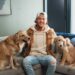 Bailey Zimmerman fala sobre a turnê 'New to Country', provoca novas músicas e mais enquanto saia com seus adoráveis ​​Golden Retrievers