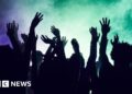 Bloco de estrada perto de Corby Stops Ravers atingindo o evento não licenciado
