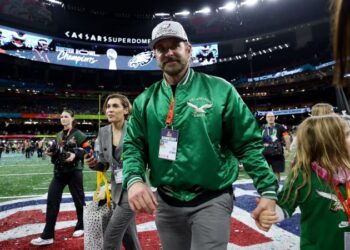 Bradley Cooper celebra a vitória de Eagles 'incrível' no Super Bowl Lix