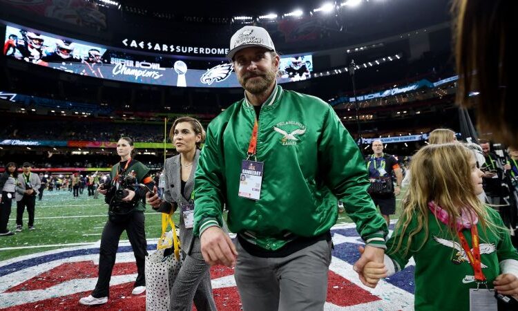 Bradley Cooper celebra a vitória de Eagles 'incrível' no Super Bowl Lix