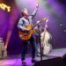 Brian Setzer diz que não pode mais tocar violão devido a uma doença auto -imune