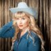 Caitlin Cannon revela muito em nova música/vídeo "Love Addict"