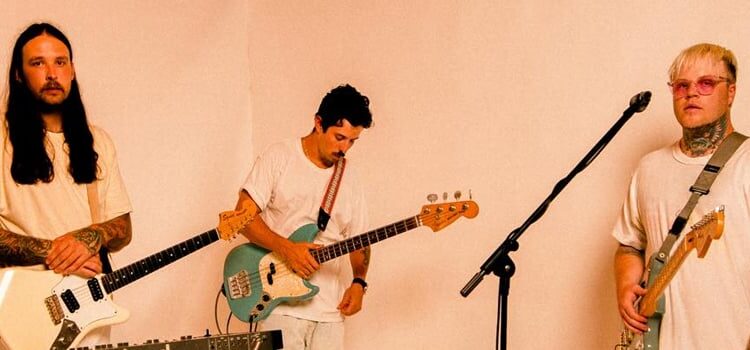 Centro transmitindo nova música "Waste"