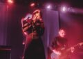 Chelsea Wolfe em seu último álbum, ela estende a mão para ela, a importância de seguir sua intuição e a sabedoria de seu cartão de tarô favorito