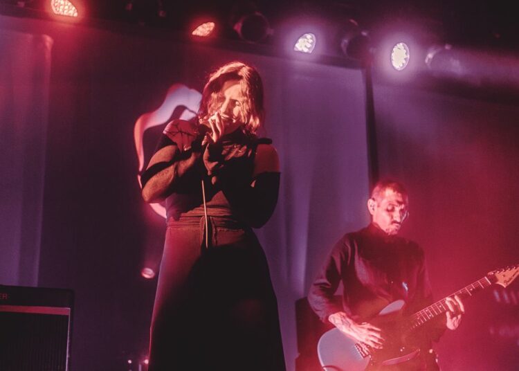 Chelsea Wolfe em seu último álbum, ela estende a mão para ela, a importância de seguir sua intuição e a sabedoria de seu cartão de tarô favorito