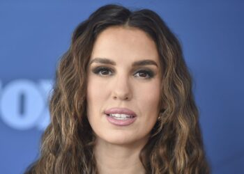 Christy Carlson Romano atirou no rosto, recuperando
