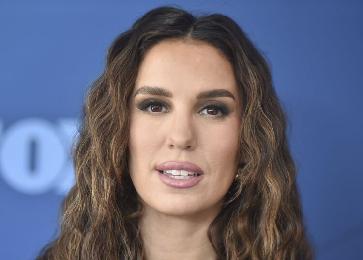 Christy Carlson Romano atirou no rosto, recuperando