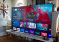 Como eu transformei essa TV de 98 polegadas em um sistema de entretenimento imersivo (e é de US $ 1.000 de desconto)