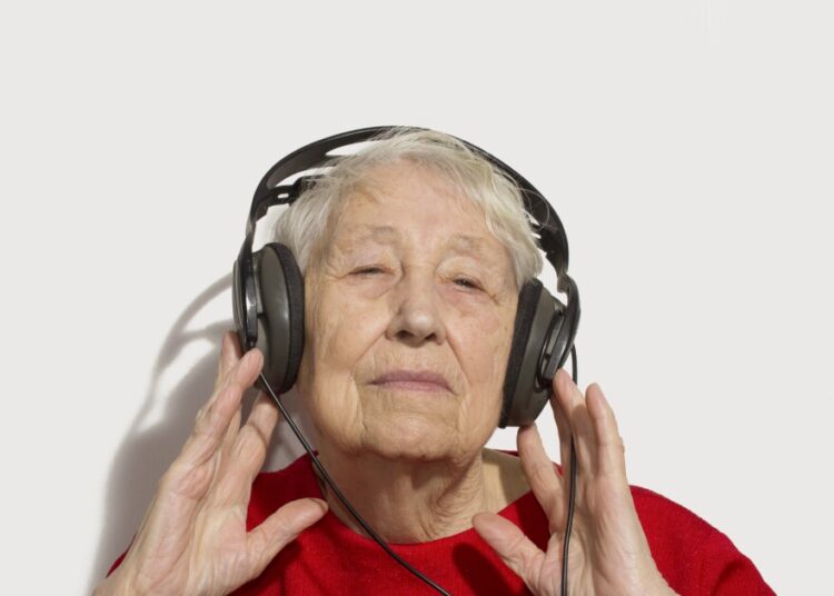 Como ouvir música nostálgica poderia evitar a demência
