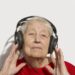Como ouvir música nostálgica poderia evitar a demência