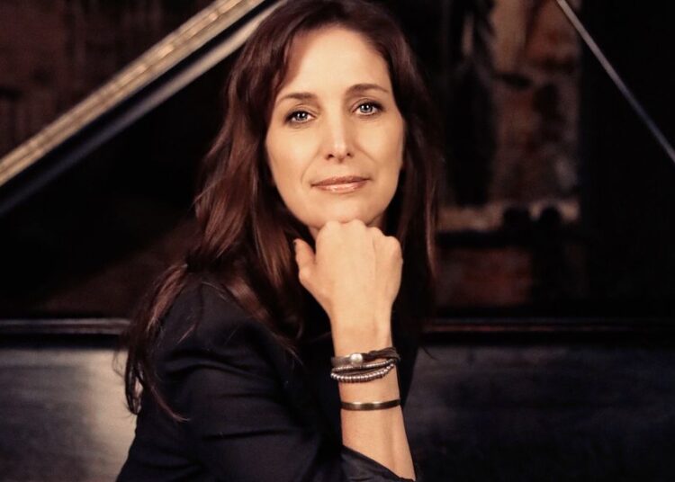 Compositor canadense Chantal Kreviazuk Sinais de co-publicação de acordo com a Anthem Entertainment