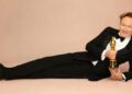 Conan O'Brien tem uma briga de amante com a estatueta do Oscar na promoção do Raucous Academy Awards