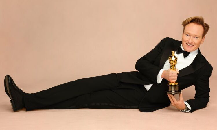 Conan O'Brien tem uma briga de amante com a estatueta do Oscar na promoção do Raucous Academy Awards