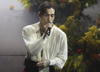 Damiano David de Måneskin compartilha o novo single contemplativo 'no próximo verão'