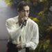 Damiano David de Måneskin compartilha o novo single contemplativo 'no próximo verão'