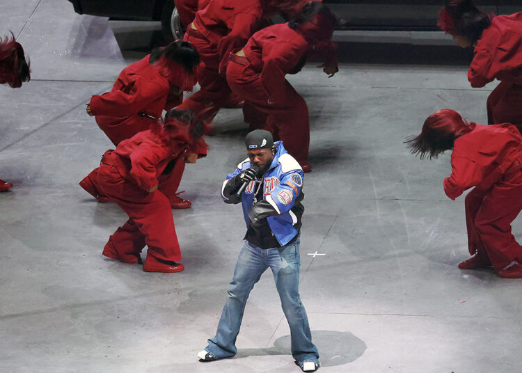Descriptografar o simbolismo no show de intervalo do Super Bowl de Kendrick Lamar