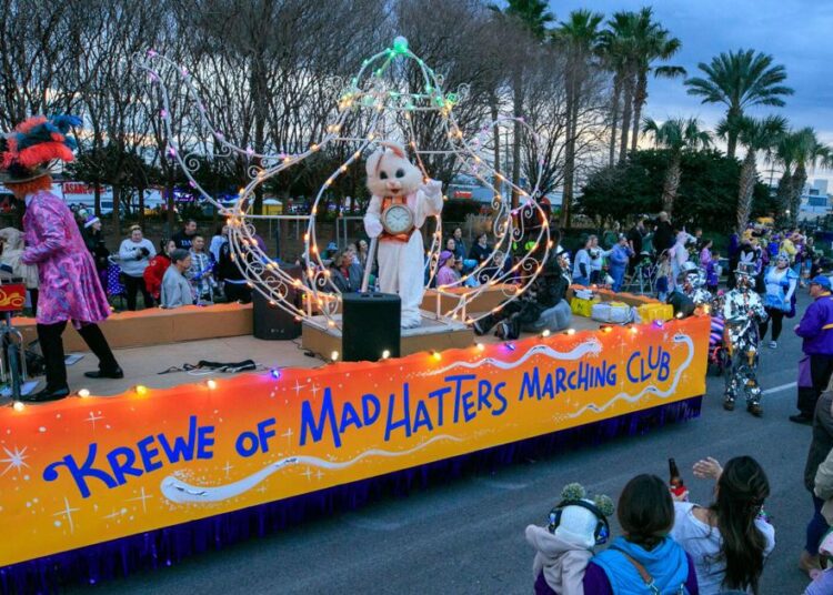 Desfile de Hatters Mad em Metairie | Entretenimento/vida