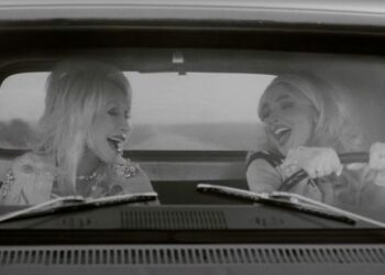 Dolly Parton se harmoniza com Sabrina Carpenter para um redux fofo e limpo de 'Por favor, por favor'