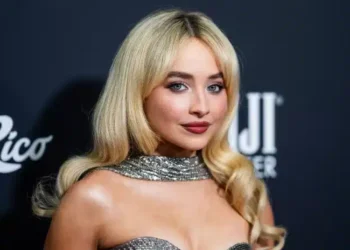 É oficial! Sabrina Carpenter definida para se apresentar nos britânicos 2025