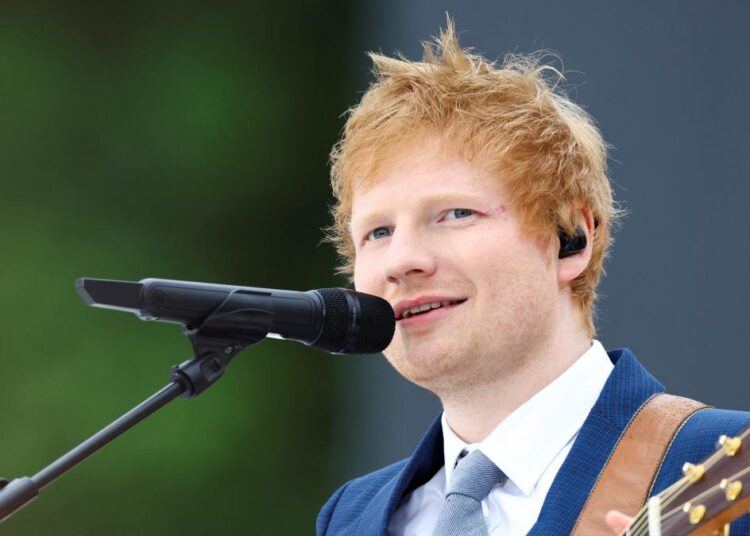 Ed Sheeran diz que tinha permissão para Busk depois que a polícia interrompeu sua apresentação