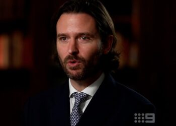 'Eu não mudaria nada': assessor real que expôs as alegações de 'bullying' de Meghan Markle parecem fazer uma escavação velada em Sussexes enquanto ele fala pela primeira vez