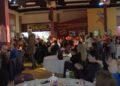 Famílias Advogado pela Educação Música no evento de arrecadação de fundos da Pittsford Mendon High School