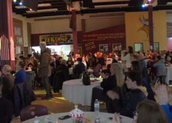 Famílias Advogado pela Educação Música no evento de arrecadação de fundos da Pittsford Mendon High School